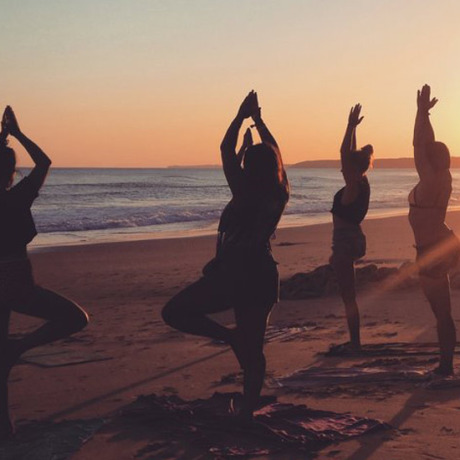 yogaferien flyer foto yoga am strand sunset gross